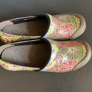 Dansko Vegan Slip Resistant Clogs 40